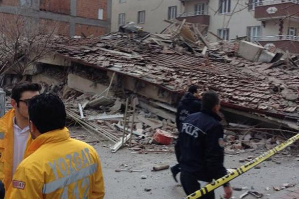 Yozgat’ta 20 daireli bina çöktü