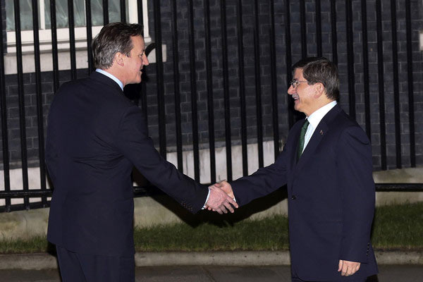 Kritik görüşme sırasında dışarıda eylem vardı