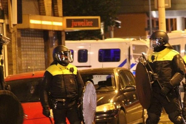 Sığınmacı karşıtları polisle çatıştı