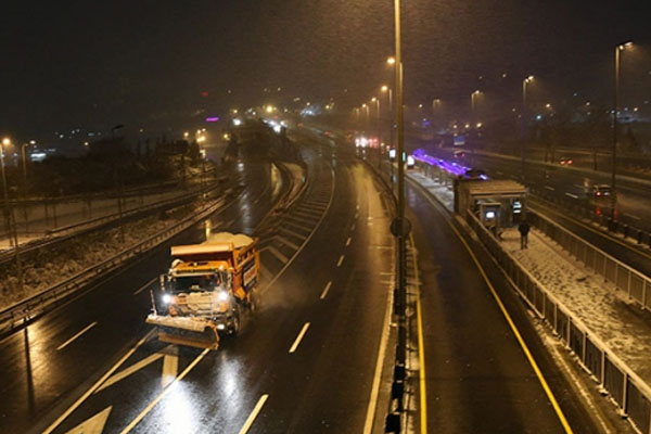 İstanbul'da kar yağışı sürüyor