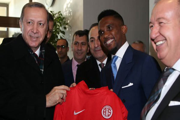 Eto'o Erdoğan'a formasını hediye etti