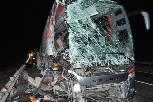 Yolcu otobüsü TIR’a çarptı: 14 yaralı