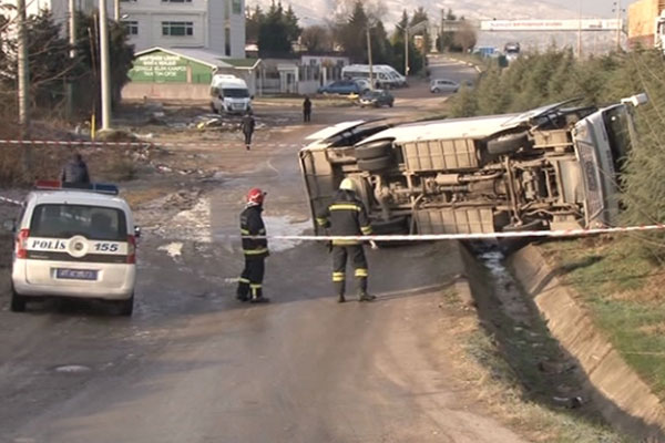 Öğrenci servisi devrildi: 11 yaralı