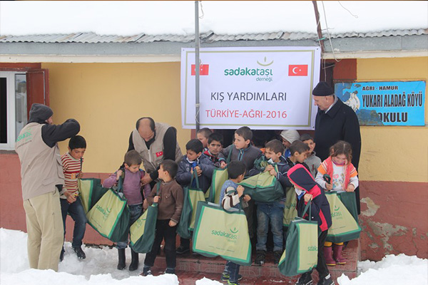 Sadakataşı Derneği Ağrı’daki köy okullarını unutmadı