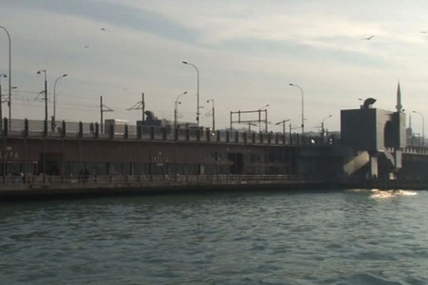 Galata Köprüsü’nde intihar girişimi