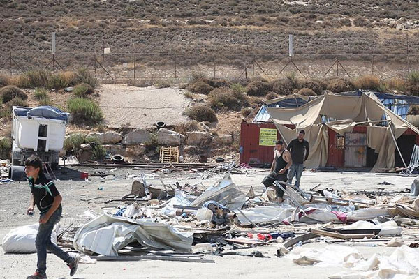 İsrail, Filistinlilere ait 4 barakayı yıktı