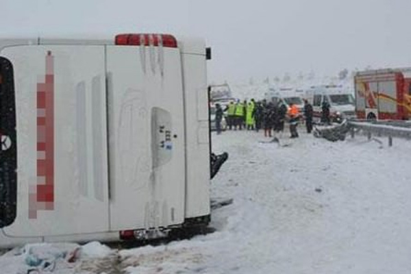 Ankara'da yolcu otobüsü devrildi: 25 yaralı