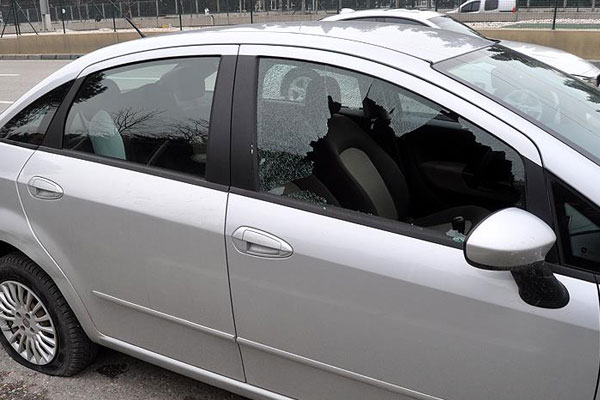 Otomobilden 120 bin lirayı çaldılar