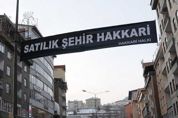 'Satılık şehir Hakkari' pankartı astılar