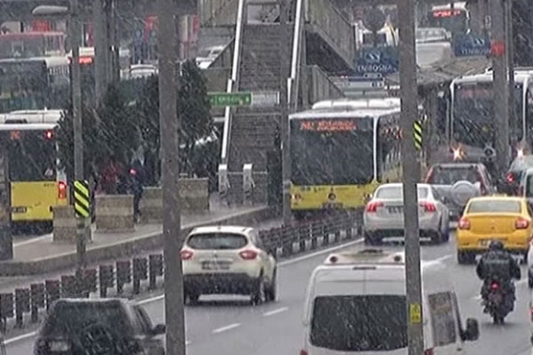 İstanbul’da beklenen kar yağışı başladı