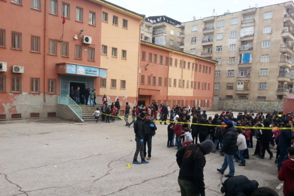 Diyarbakır'da okula bombalı saldırı