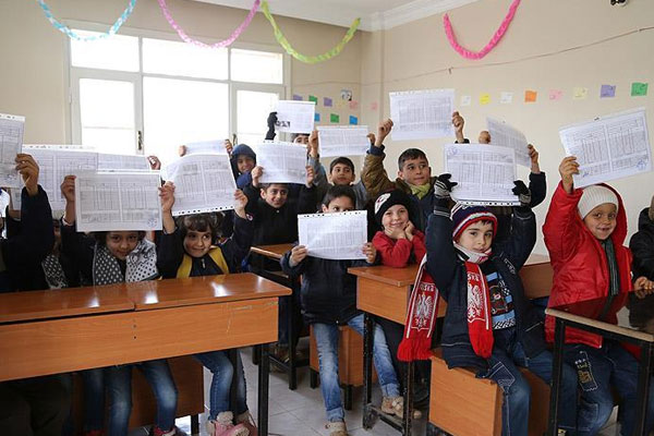 Suriyeli öğrenciler karnelerini aldı