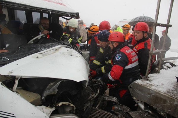 Yolcu minibüsü kamyona çarptı: 11 yaralı