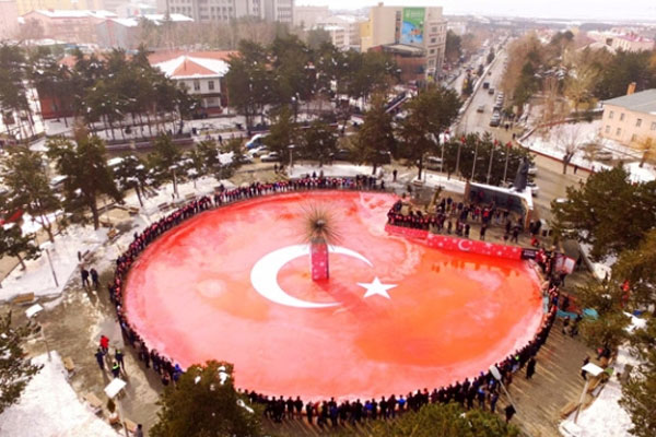 Buzun üzerinde Türk bayrağı