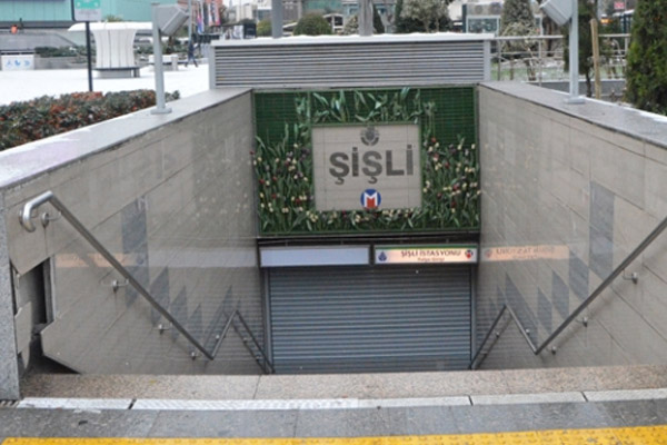 Şüpheli paket metro istasyonunu kapattırdı