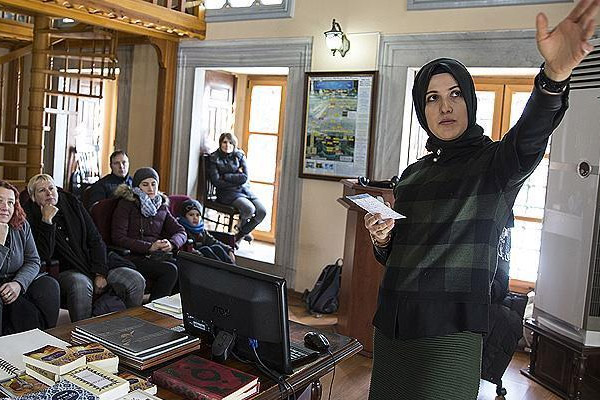 Sultanahmet'te turistlere İslam'ı anlatıyor