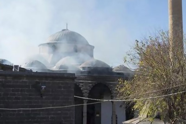 'Ezanlar susmasın' diye camiden ayrılmadı