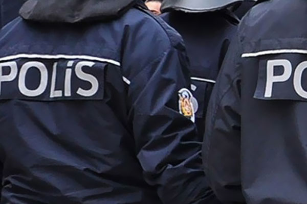 Polisleri dolandıran polise suçüstü