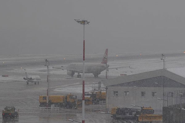 Trabzon'da uçak seferlerine kar engeli