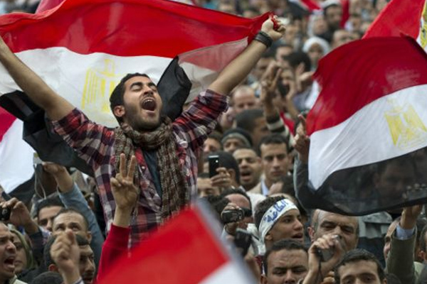 Sisi orduyu meydanlara yığdı