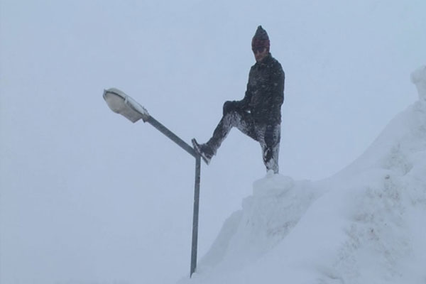 Kar elektrik direklerini bile kapattı