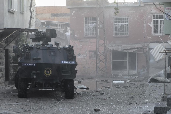 Sur'da çatışma: 2 polis yaralandı