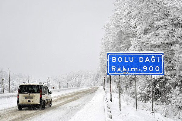 Bolu Dağı'nda araçlara kar engeli