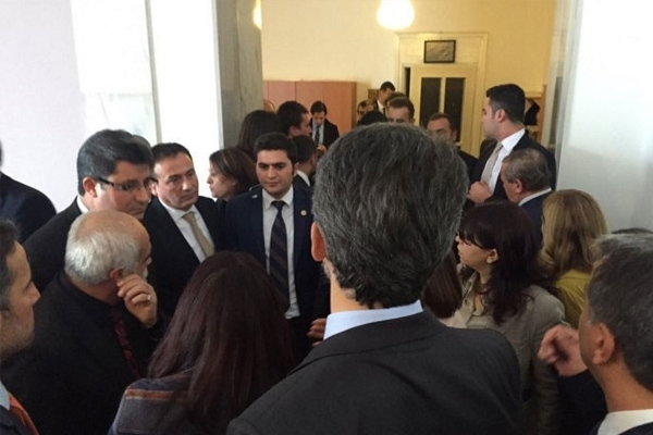 HDP'li vekiller Başbakan'ın önünü kesti