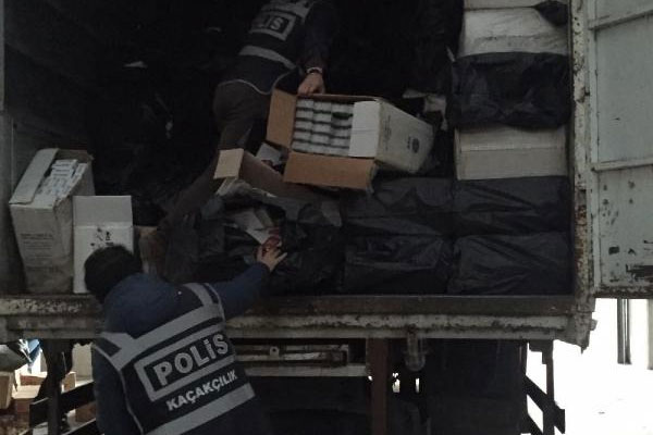 İzmir'de kaçak sigara operasyonu