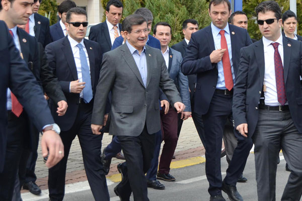 Davutoğlu'nun korumalarıyla HDP'li vekiller arasında arbede