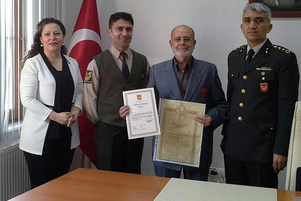 Babasının İstiklal Madalyası'nı aldı