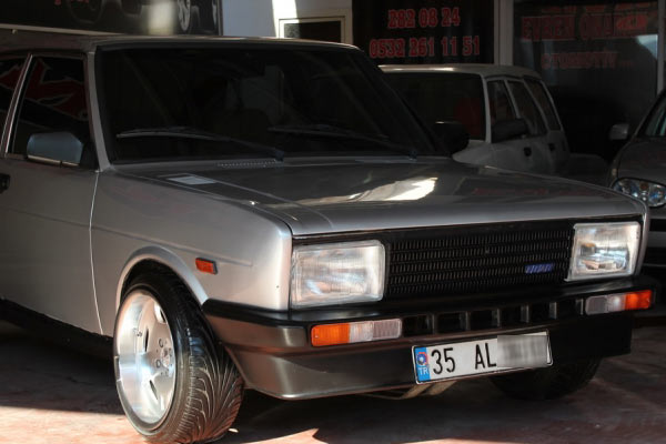 Eski model araç kullanan gençler yandı