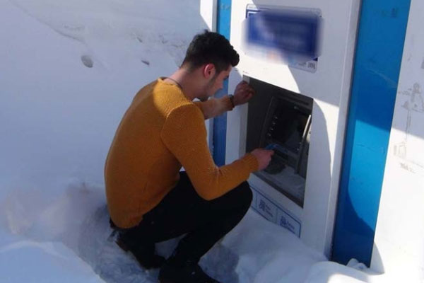 Bitlis'te ATM kara gömüldü