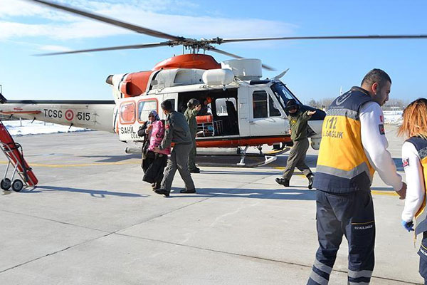 Hamile kadın helikopterle kurtarıldı