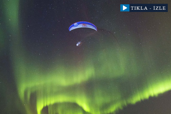 Kuzey Işıkları altında yamaç paraşütü