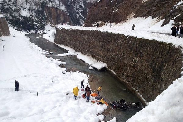 Otomobil dereye uçtu: 4 kişi öldü