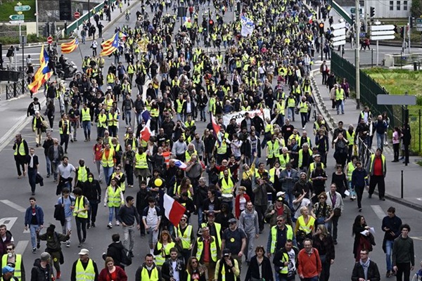 Fransa'da sarı yelekliler yeniden sokaklarda