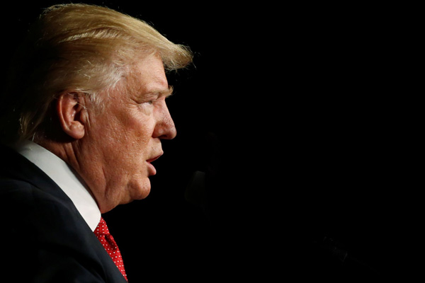 Trump, röportaj sırasında öksüren kişiyi dışarı attırdı