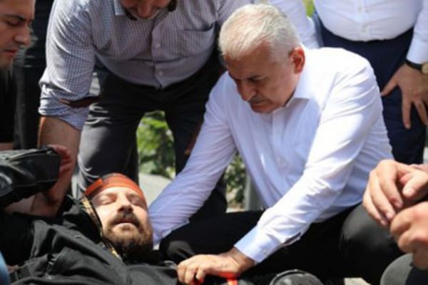 Kazayı gören Yıldırım, yaralının yardımına koştu