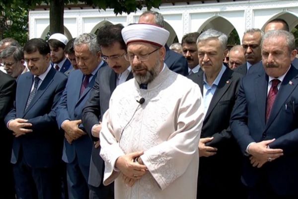 Mursi için yurt genelinde gıyabi cenaze namazı kılındı