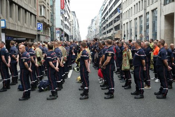 Belçika'da itfaiyeciler sokağa indi