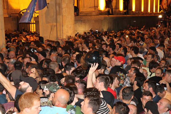 Gürcistan'da protestocular parlamentoyu kuşattı