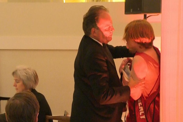 İngiliz Bakan, kadın aktiviste saldırdı