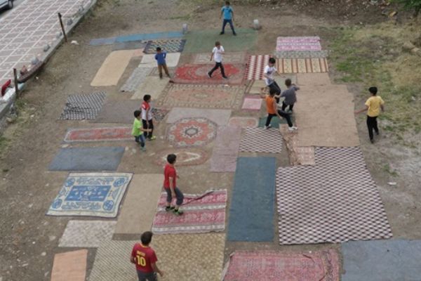 Eski halı ve kilimlerle kendi 'halı saha'larını yaptılar