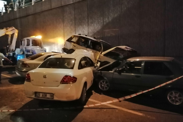 Denizli'de zincirleme trafik kazası: 4 yaralı