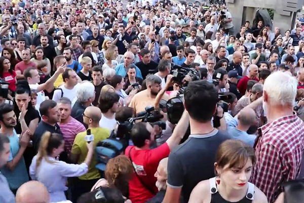 Tiflis’te gerginlik tırmanıyor; protestocular Rus gazetecilere saldırdı!