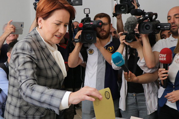 Meral Akşener oyunu kullandı