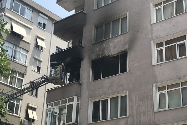 Kozyatağı'nda yangın: 2 ölü, 1 yaralı