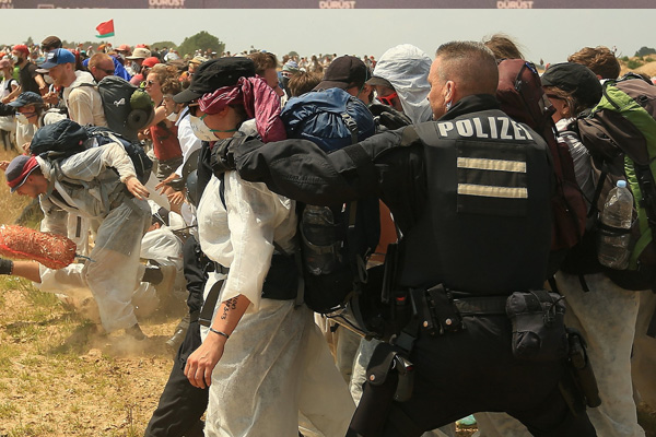 Almanya karıştı: Çevrecilerin protestosunda 8 polis yaralandı