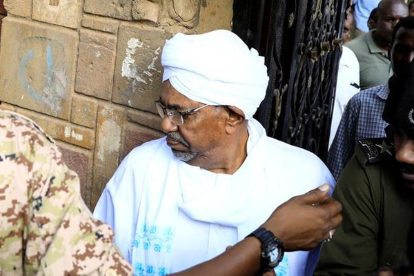 Ömer El Beşir, bulunduğu cezaevini ilaçlattı